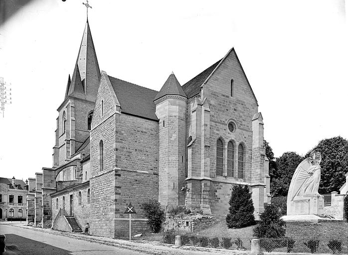 Ensemble sud-est : Chevet et clocher. Monument aux morts