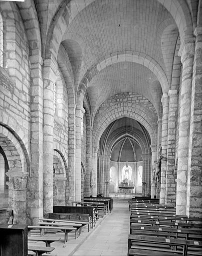 Vue intérieure de la nef vers le choeur