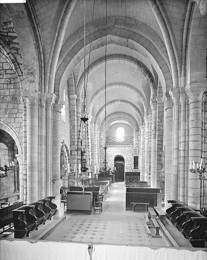 Vue intérieure de la nef depuis le choeur