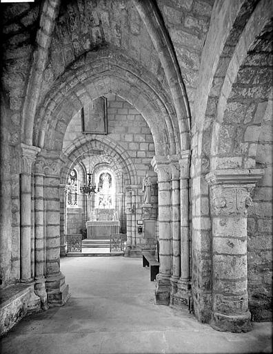 Vue intérieure du bas-côté nord au niveau du transept. Chapelle latérale