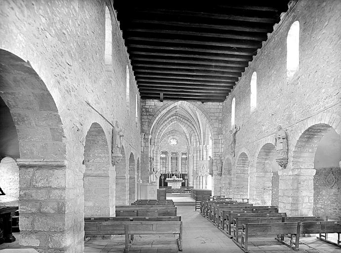 Vue intérieure de la nef vers le choeur