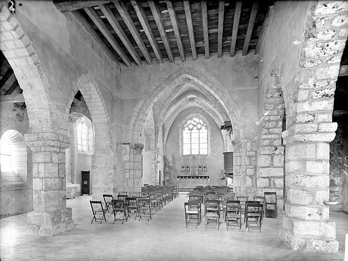 Vue intérieure de la nef vers le choeur