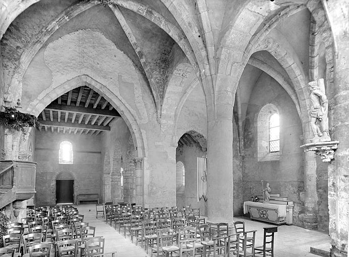 Vue intérieure de la nef depuis le choeur. Statue de saint Sébastien