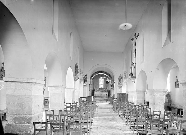 Vue intérieure de la nef vers le choeur