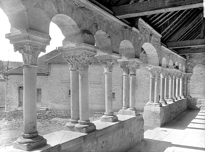 Vue intérieure du porche ouest vers le nord-ouest. Colonnade