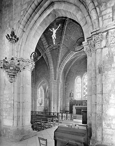 Vue intérieure du choeur depuis le bas-côté sud