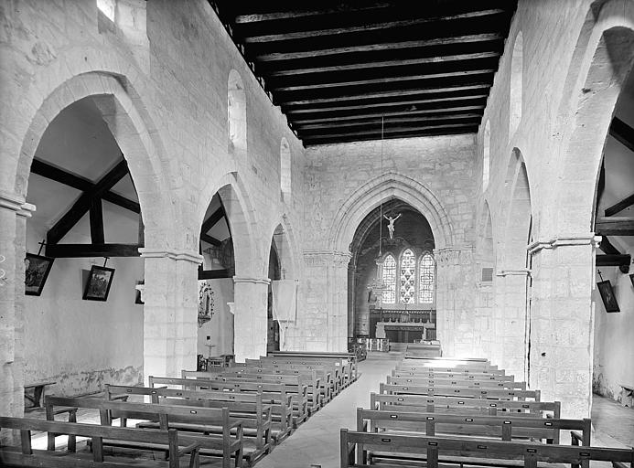 Vue intérieure de la nef vers le choeur