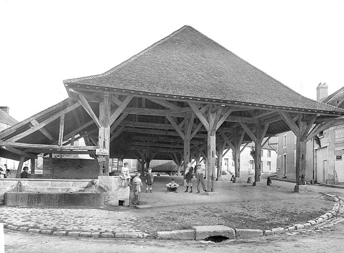 Ensemble vu depuis l'ouest. Fontaine et enfants