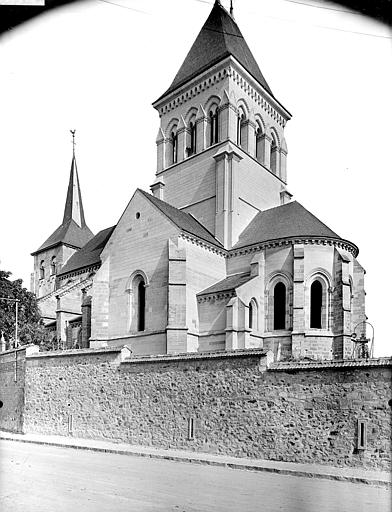 Ensemble sud-est vu depuis la route : Chevet et clocher