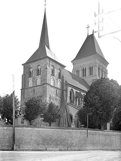 Ensemble sud-ouest vu depuis la route. Clocher et tour-porche