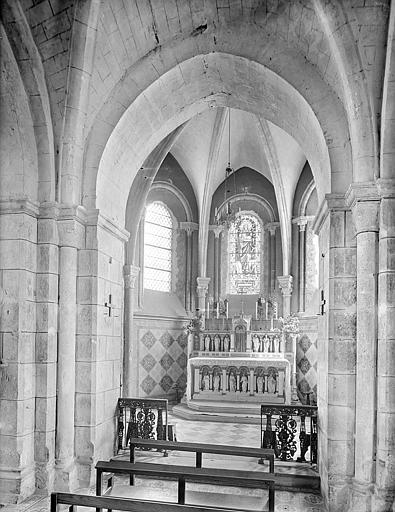 Vue intérieure du choeur. Autel, sculptures, vitraux