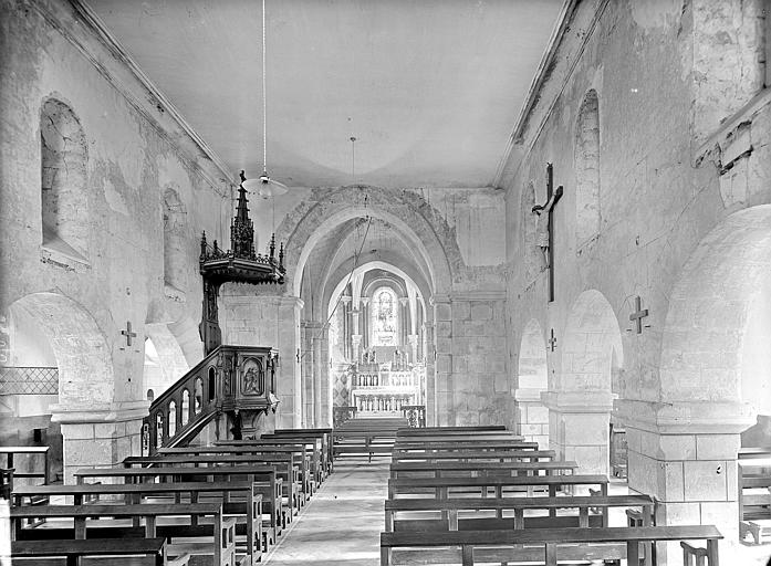 Vue intérieure de la nef vers le choeur. Chaire à prêcher