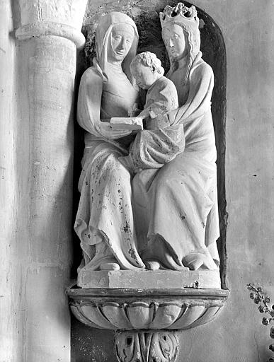 Groupe sculpté en pierre : Sainte Anne, la Vierge et l'Enfant Jésus lisant