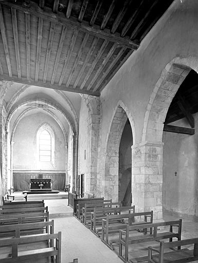 Vue intérieure de la nef vers le choeur