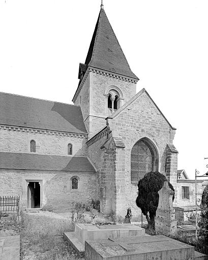 Façade sud, moitié est : Clocher et cimetière