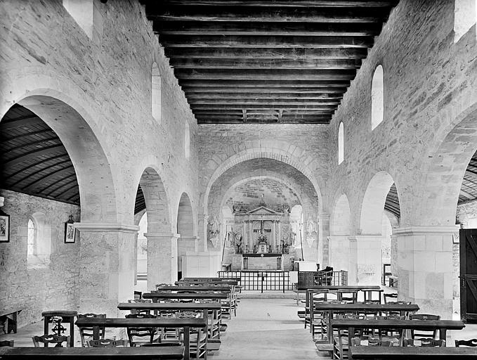 Vue intérieure de la nef vers le choeur