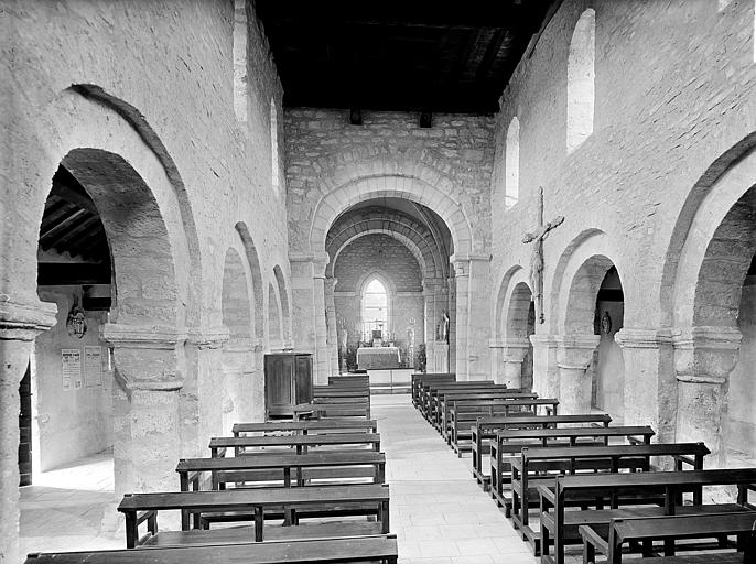 Vue intérieure de la nef vers le choeur