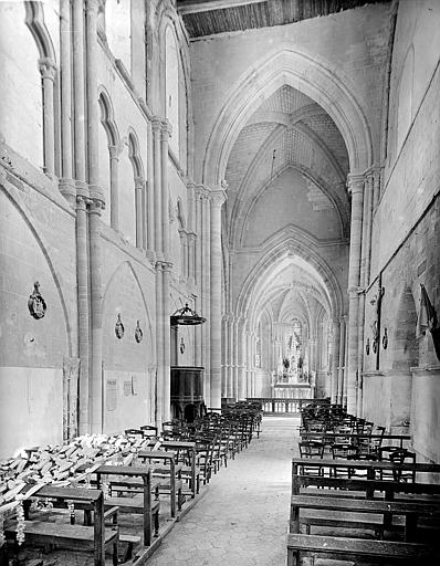 Vue intérieure de la nef vers le choeur