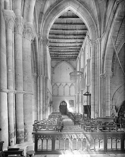 Vue intérieure de la nef depuis le choeur