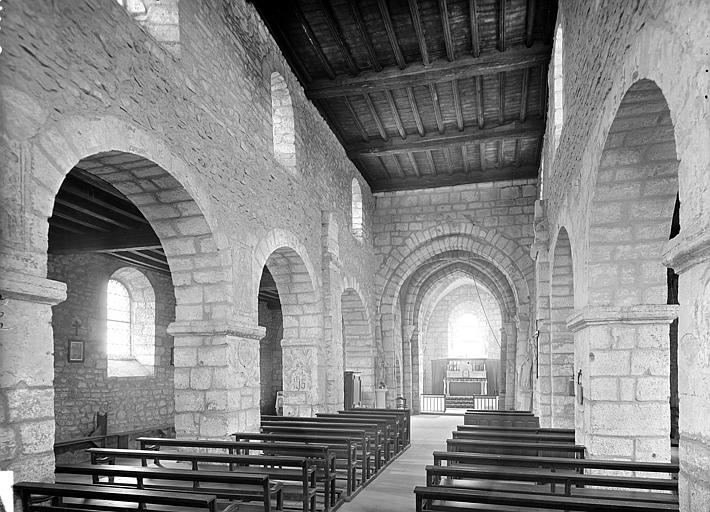 Vue intérieure de la nef vers le choeur