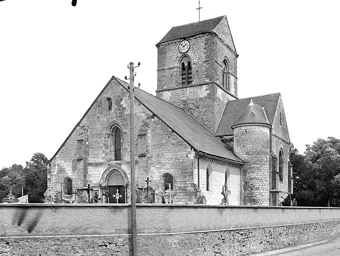 Ensemble sud-ouest vu depuis la route. Cimetière, clocher