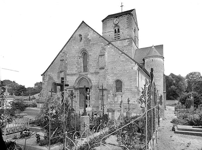 Ensemble ouest : Clocher, cimetière et horloge