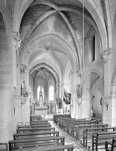 Vue intérieure de la nef vers le choeur