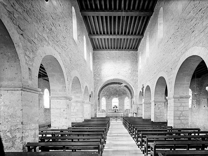 Vue intérieure de la nef vers le choeur