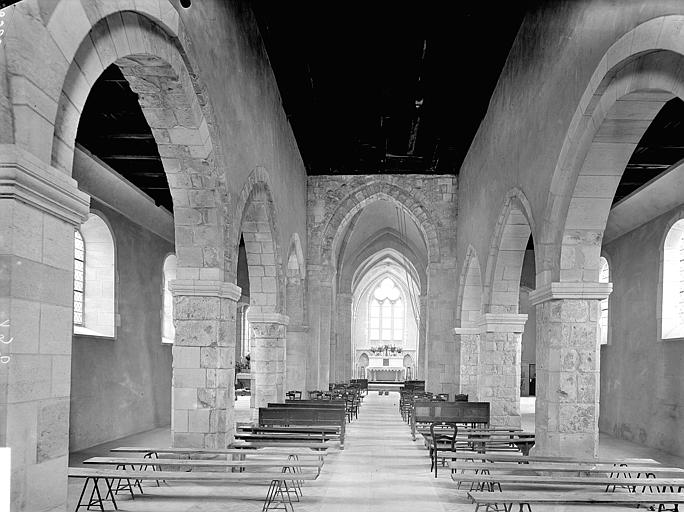 Vue intérieure de la nef vers le choeur