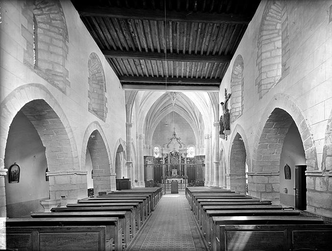 Vue intérieure de la nef vers le choeur