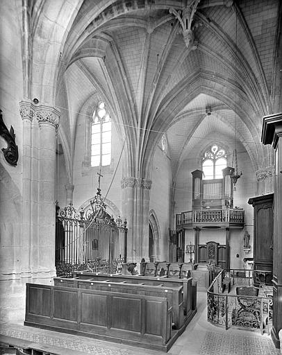 Vue intérieure du transept vers le bras sud. Buffet d'orgue