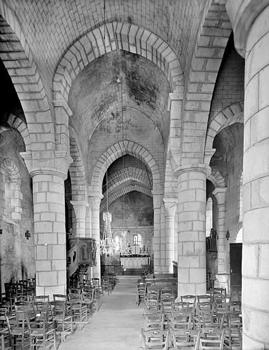 Vue intérieure de la nef vers le choeur