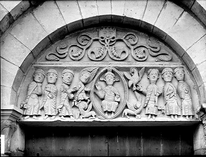 Façade ouest : Tympan. Christ en majesté, symboles des évangélistes, saint Pierre et saint Paul