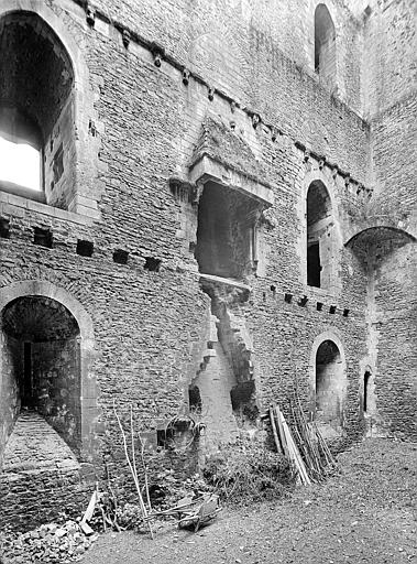 Vue intérieure : Cheminée du donjon en ruines