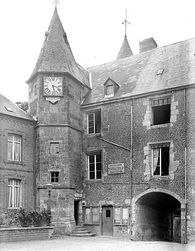 Façade donnant sur le parvis : Tour d'angle avec horloge et entrée de la mairie