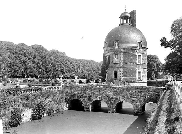 Vue d'ensemble vers les jardins à la française : Douves, pont, Tour Saint-Pierre