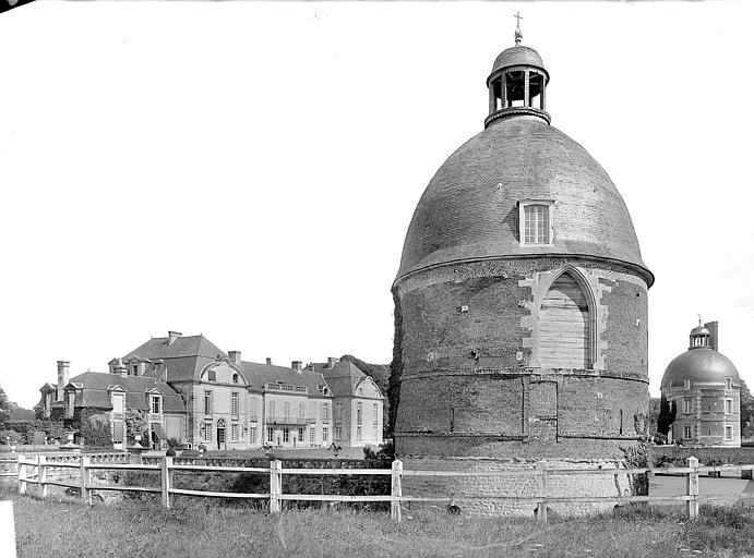 Vue d'ensemble. Premier plan : Tour Saint-Jean transformée en chapelle. Façade principale du château et Tour Saint-Pierre à l'arrière-plan