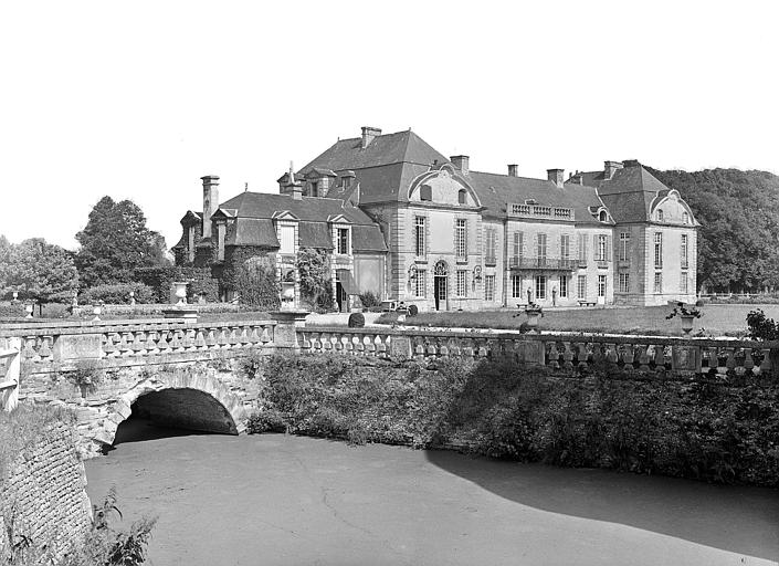 Façade principale du château vue depuis les douves. Pont