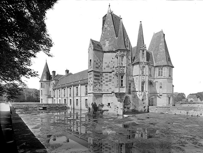 Ensemble sud-ouest. Douves et pont