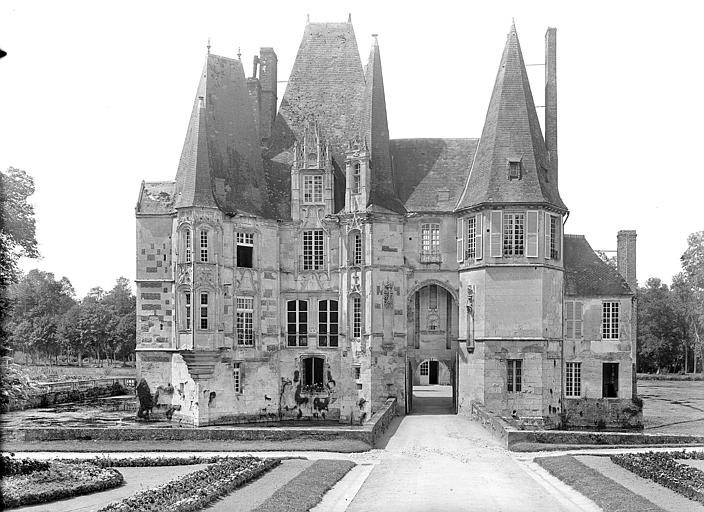 Façade sud vue de face. Entrée menant à la cour d'honneur. Douves