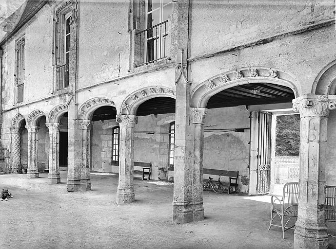 Galerie à colonnade de l'aile ouest, vue depuis la cour d'honneur