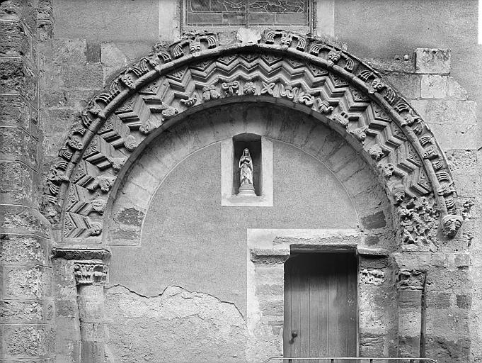 Façade nord : Portail muré avec une porte simple aménagée. Statuette dans une niche