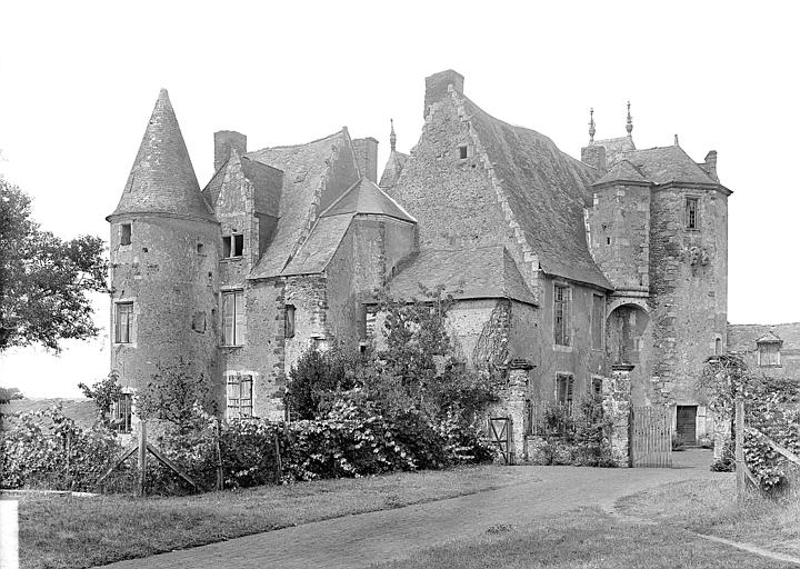 Ensemble sud-ouest du corps logis. Chemin menant à la cour à l'ouest