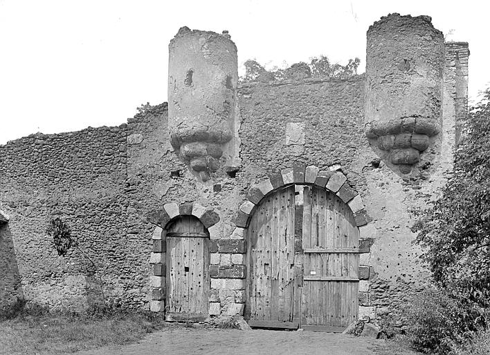 Porte sud défendue par deux échauguettes, vue de l'extérieur de l'enceinte