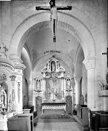 Vue intérieure du choeur. Christ en croix