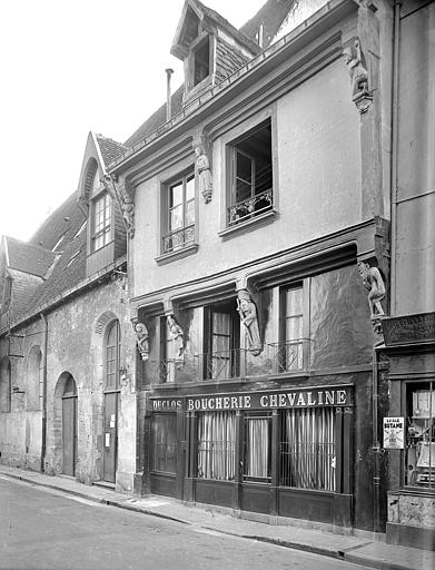 Façade sur rue ornée de statues : Saint Etienne, pèlerin, sirène, fou. Commerces : Boucherie chevaline