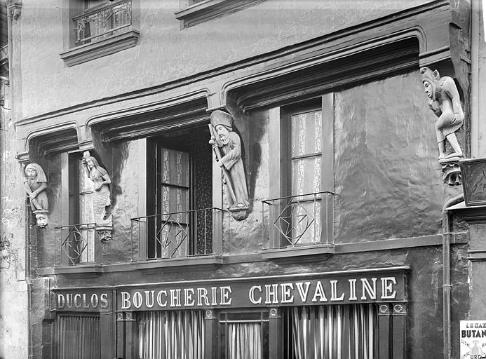 Façade sur rue : Détail des statues du premier étage : Saint Etienne, sirène et fou