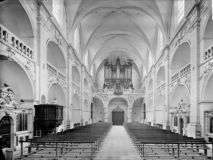 Chapelle : Vue intérieure de la nef depuis le choeur. Buffet d'orgue