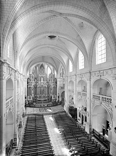 Chapelle : Vue intérieure de la nef vers le choeur depuis la tribune d'orgue. Maître-autel