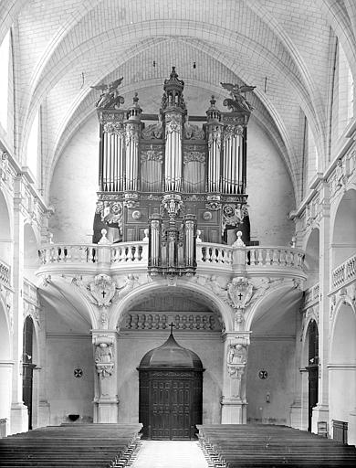 Chapelle : Vue intérieure du mur ouest. Tribune d'orgue